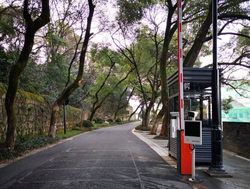 绍兴饭店在环山路设道闸封路 合法性与合理性的双重拷问